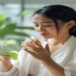 Obat herbal alami berbahan daun, akar, dan bunga untuk meningkatkan kesehatan secara tradisional.