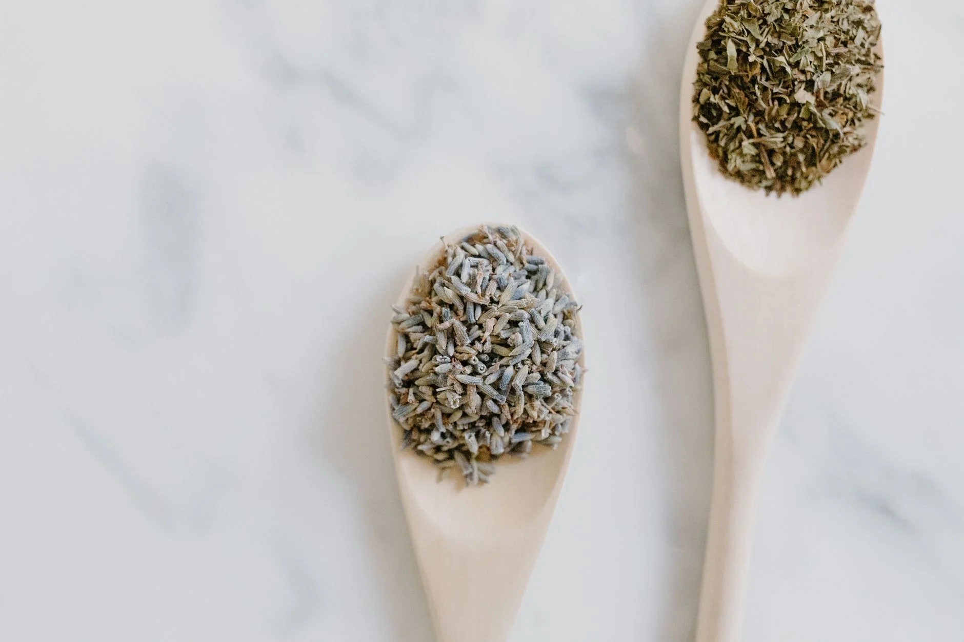 Herbal alami membantu melancarkan pencernaan, mengurangi kembung, dan menyehatkan usus secara alami.